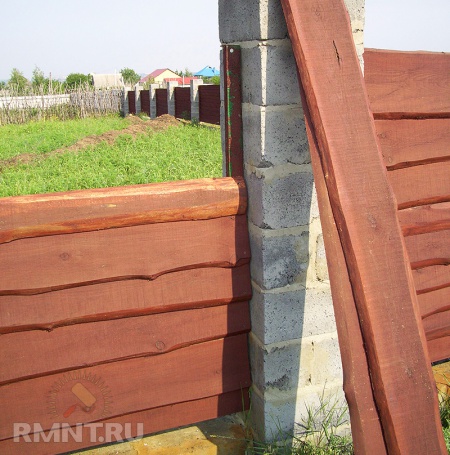 Забор из необрезной доски для дачи