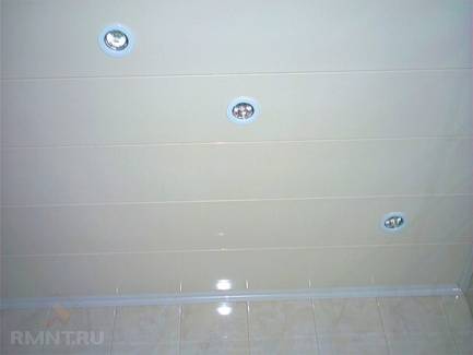 Варианты оформления потолка в ванной комнате