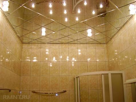 Варианты оформления потолка в ванной комнате