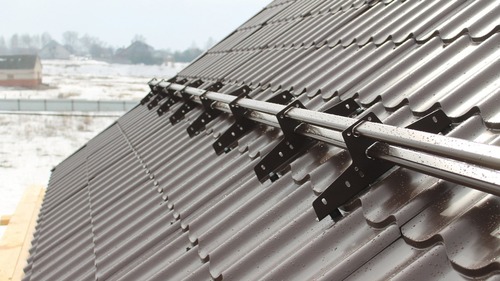 Как установить снегозадержатели на крышу дома?